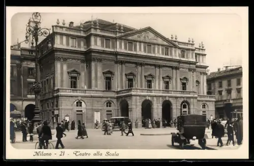 AK Milano, Teatro alla Scala con passanti e veicoli d`epoca