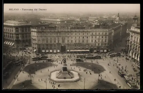 AK Milano, Panorama dal Duomo con tram e piazza affollata