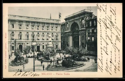 AK Milano, Piazza Scala animata con passanti e giardini, vista del palazzo storico