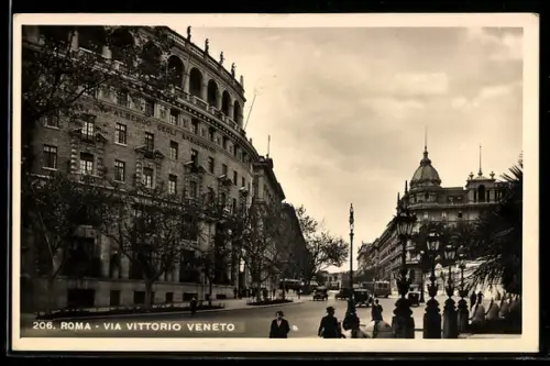 AK Roma, Via Vittorio Veneto con albergo e passanti eleganti