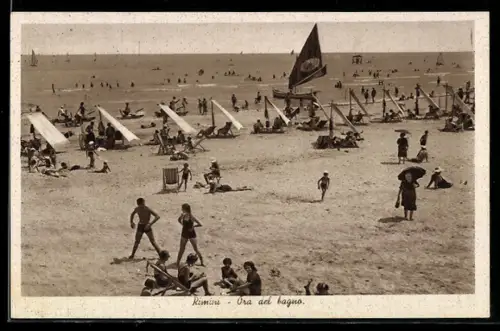 AK Rimini, Ora del bagno sulla spiaggia affollata con vele e bagnanti al mare