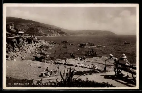 AK Bordighera, Veduta di Arziglio con costa rocciosa e figure in spiaggia
