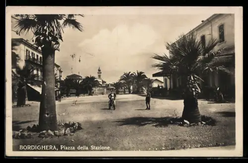 AK Bordighera, Piazza della Stazione con palme e passanti