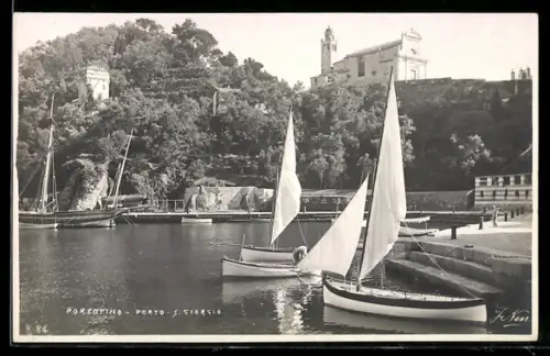 AK Portofino, Porto S. Giorgio con barche a vela e chiesa sullo sfondo