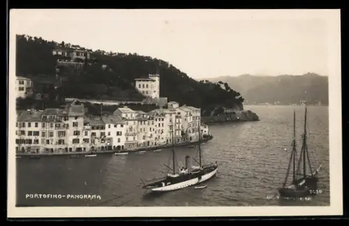 AK Portofino, Panorama con barche sulla costa e colline sullo sfondo