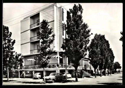 AK Misano Mare, Hotel Astoria con auto parcheggiate e alberi lungo la strada