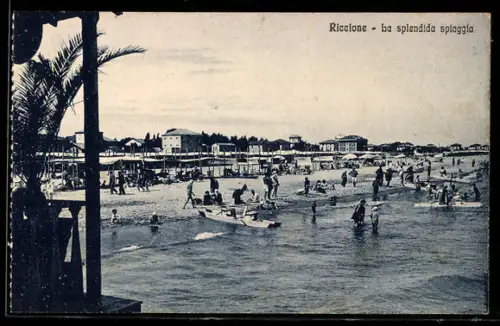 AK Riccione, La splendida spiaggia affollata di bagnanti e ombrelloni