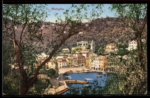 AK Portofino, Vista panoramica del porto e delle case colorate tra gli alberi
