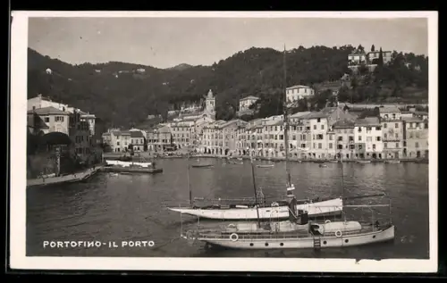 AK Portofino, Il porto con barche a vela e case colorate sullo sfondo