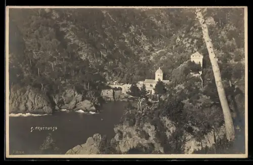 AK S. Fruttuoso, Vista dell`abbazia e paesaggio costiero immerso nella natura
