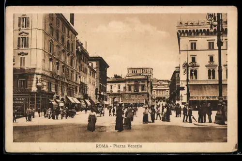 AK Roma, Piazza Venezia animata con passanti e negozi
