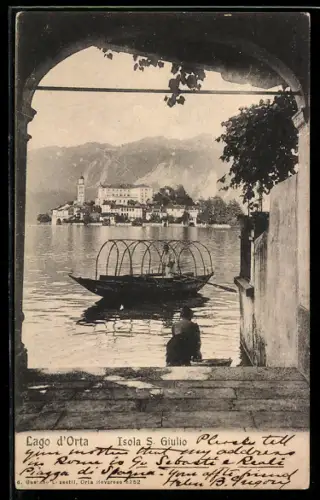 AK Isola S. Giulio /Lago d`Orta, Vista sull`isola con barca tradizionale in primo piano sotto un arco