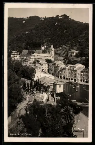 AK Portofino, Vista sul porto e le colline circostanti