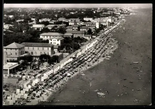 AK Bellaria, Veduta aerea della spiaggia affollata con ombrelloni e bagnanti sul litorale