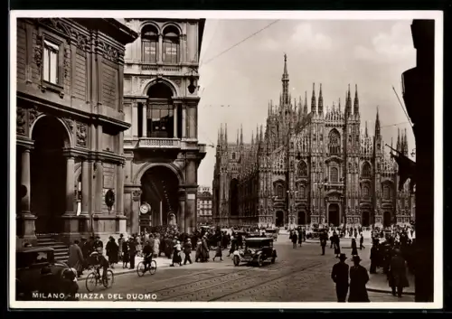 AK Milano, Piazza del Duomo con folla e veicoli d`epoca