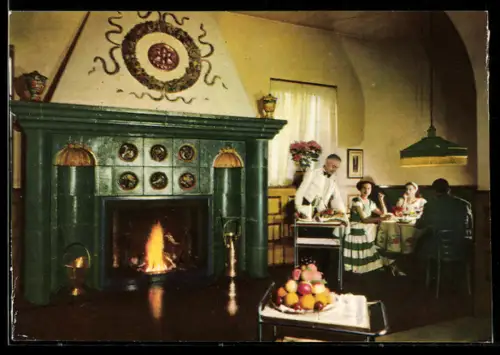 AK Milano, Interno del Ristorante Giannino con caminetto e tavolo apparecchiato