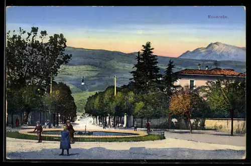 AK Rovereto, Vista panoramica con fontana e montagne sullo sfondo