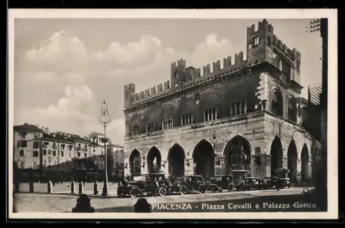 AK Piacenza, Piazza Cavalli e Palazzo Gotico con automobili d`epoca