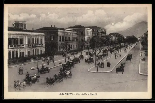 AK Palermo, Via della Libertà con carrozze e pedoni in una vivace scena urbana