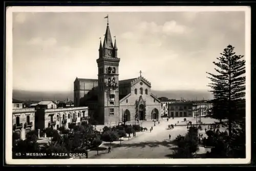AK Messina, Piazza Duomo con il campanile e la cattedrale in una giornata soleggiata