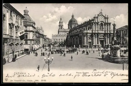 AK Catania, Piazza Duomo con Cattedrale e statua, animata con persone e carrozze