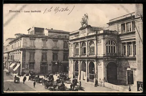 AK Messina, Corso Garibaldi, le Théâtre, con carrozze e persone sulla strada animata