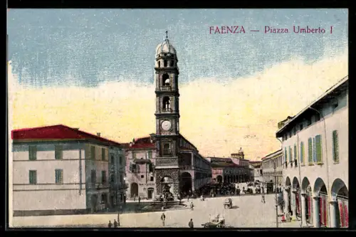 AK Faenza, Piazza Umberto I, vista del campanile e degli edifici circostanti con passanti e carrozze