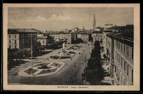 AK Modena, Largo Garibaldi con vista panoramica e monumento centrale