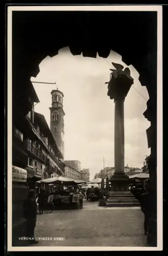 AK Verona, Vista di Piazza Erbe con la colonna e il mercato vivace