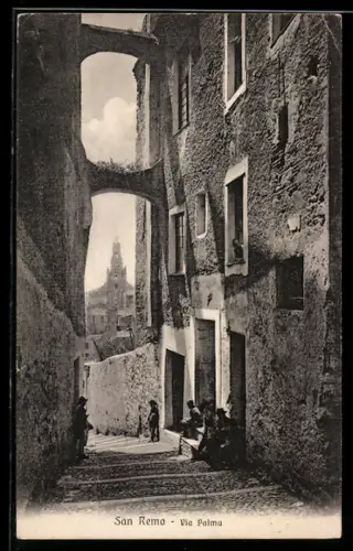 AK San Remo, Via Palma con vista su edifici storici e scene di vita quotidiana nelle strade strette