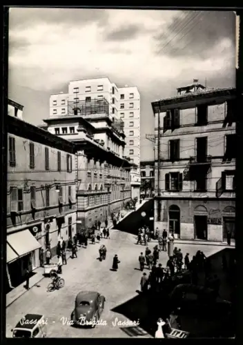 AK Sassari, Via Brigata Sassari con edifici e folla animata