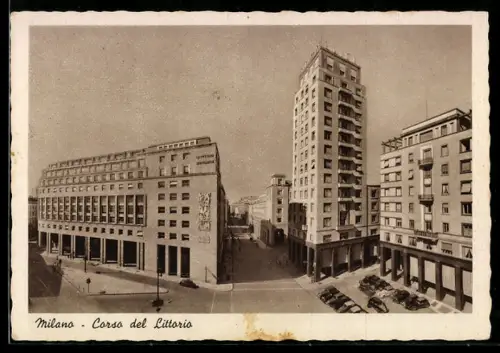AK Milano, Corso del Littorio con edifici e automobili parcheggiate