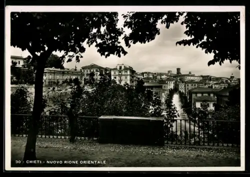 AK Chieti, Nuovo Rione Orientale, veduta panoramica della città con alberi in primo piano