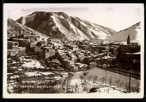 AK Scanno /Aquila, Panorama invernale del villaggio con montagne innevate sullo sfondo