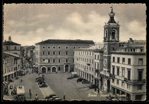 AK Rimini, Piazza Tre Martiri mit Uhrturm und historischen Gebäuden