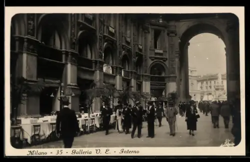 AK Milano, Galleria V. E. Interno, vista animata con passanti e caffè