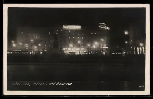 AK Milano, Piazza del Duomo di notte con tram illuminati