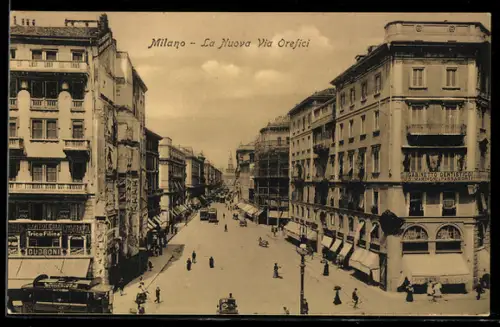 AK Milano, La Nuova Via Orefici con tram e vivace attività urbana