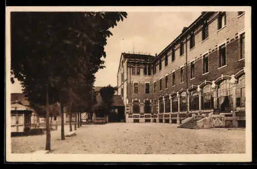 AK Milano, Istituto S. Vincenzo per l`Educazione dei Deficienti, vista del cortile alberato e edificio principale