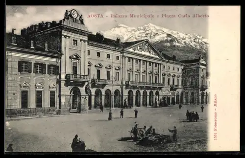 AK Aosta, Palazzo Municipale e Piazza Carlo Alberto con montagne sullo sfondo