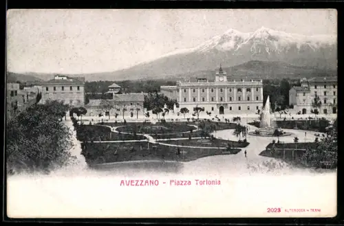 AK Avezzano, Piazza Torlonia con fontana e vista sul monte innevato