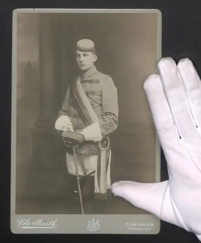 Fotografie Chr. Barth, Tuebingen, Uhlandstrasse 7, Student mit Biertönnchen und Mensurnarben in Uniform mit Couleur