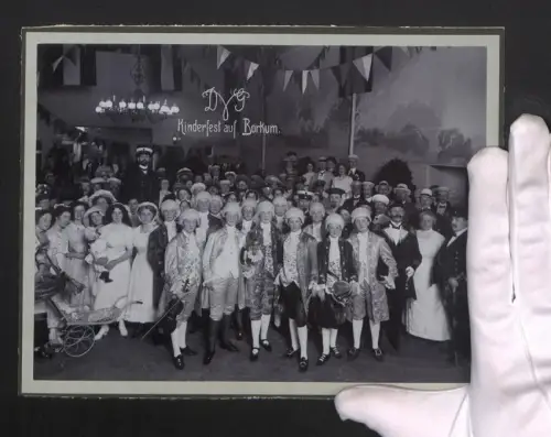Fotografie Ansicht Borkum, Gruppenfoto in Kostümen zum Fasching, Frauen mit Kinderwagen und Puppe, Kinderfest, 19 x 25cm