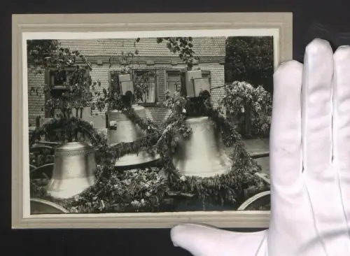 Fotografie Ansicht Gross-Felda, Drei Glocken mit Laub und Tannenkränzen geschmückt