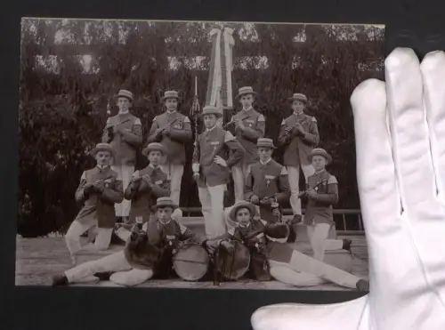 Fotografie Ansicht Büdingen, 50 jähriges Jubiläum Turnverein Büdingen 1911, Gruppenfoto von Turnern mit Flagge