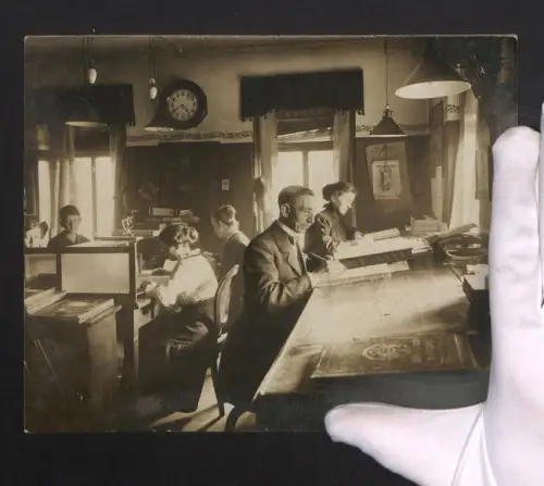 Fotografie Übersetzer bei der Arbeit im Büro