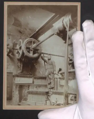 Fotografie Arbeiter mit Schraubenschlüssel in der Weberei, Weberei /Webstuhl