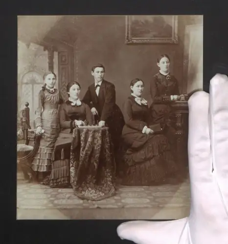 Fotografie Familienfoto mit Schachspiel, Johanne Christiane Rosin Plötz, geb. Meissner, August Plötz, Auguste Schmelig