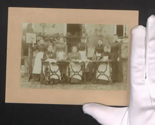 Fotografie Gruppenfoto von Frauen mit Open Nähmaschinen