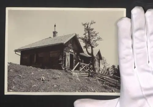 Fotografie Ansicht Högerkogel-Schutzhaus /N. Ö., Gruppe Männer posiert vor dem Schutzhaus